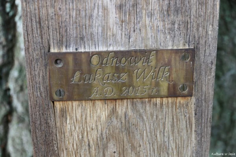 Tabliczka na krzyżu