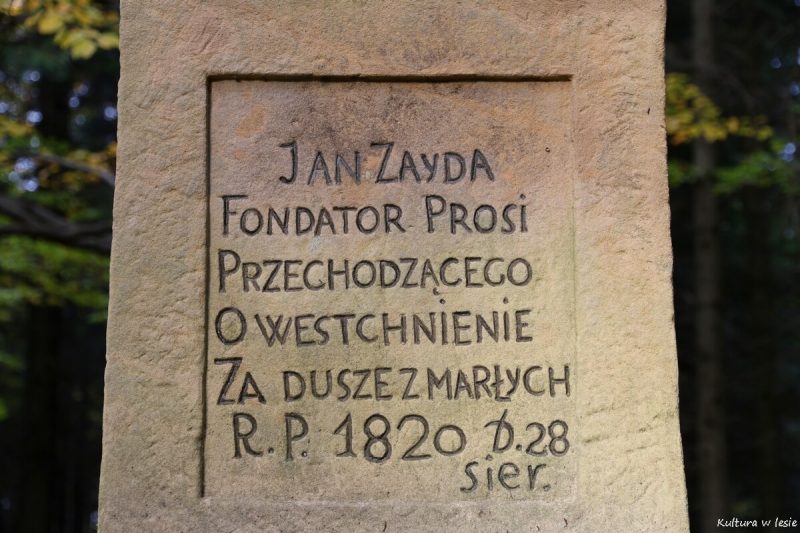 Inskrypcja fundacyjna na postumencie figury Matki Bożej