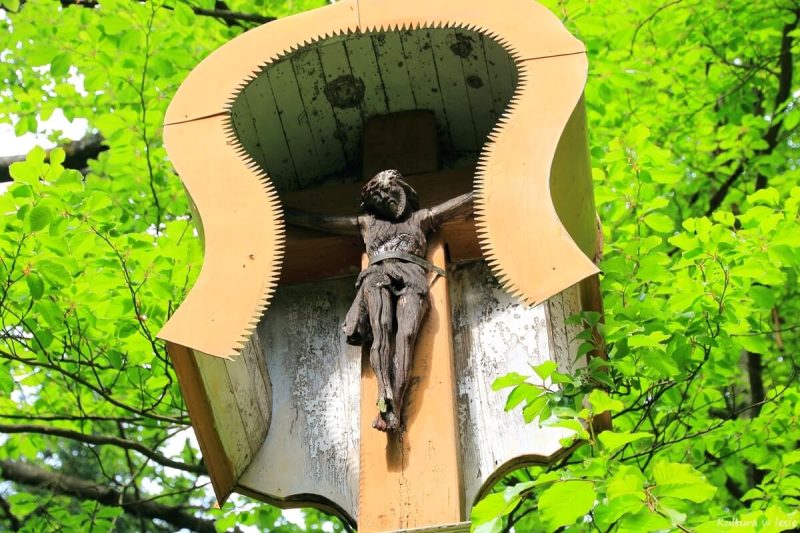 Krzyż ze starą, drewnianą rzeźbą Jezusa
