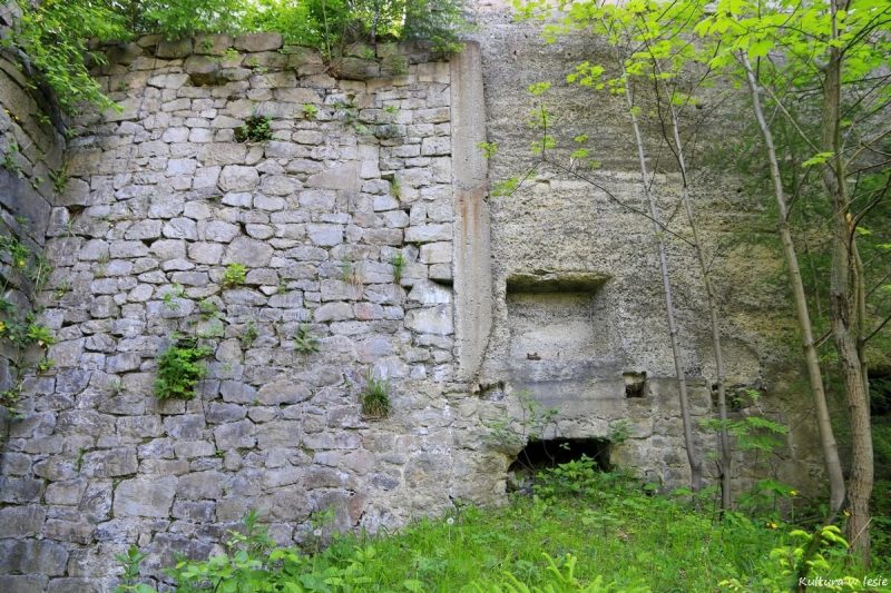 Ruiny infrastruktury kamieniołomu