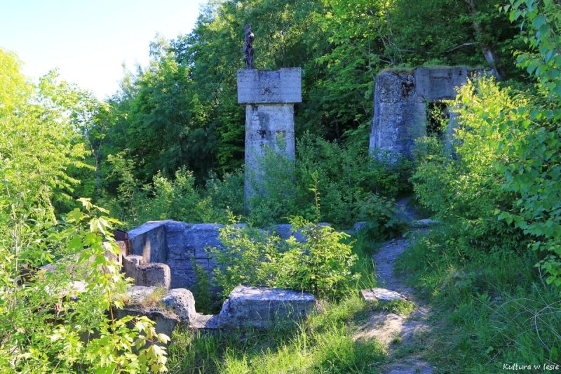 Ruiny infrastruktury kamieniołomu 