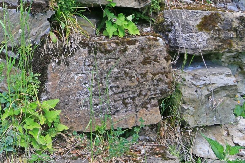 Kamień z inskrypcją