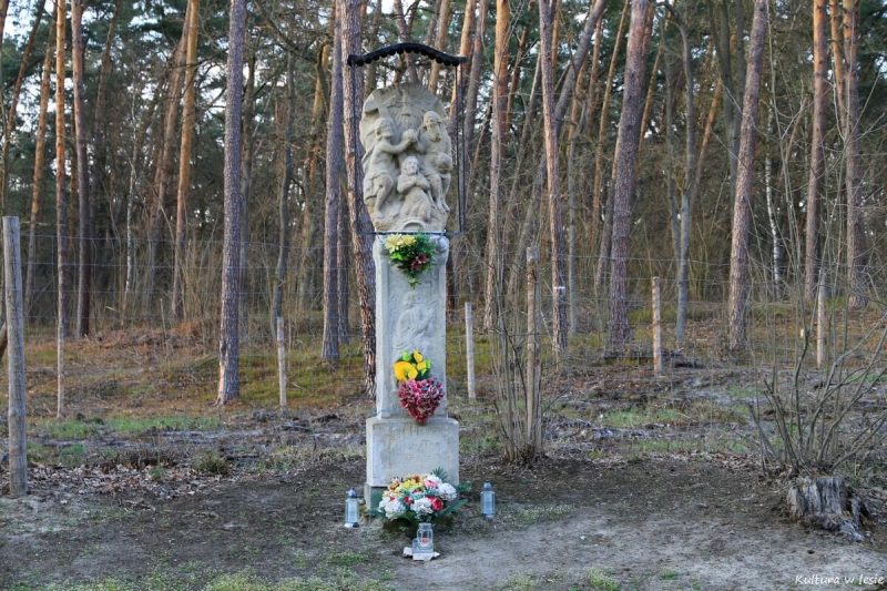 Figura w Lasach Radłowskich