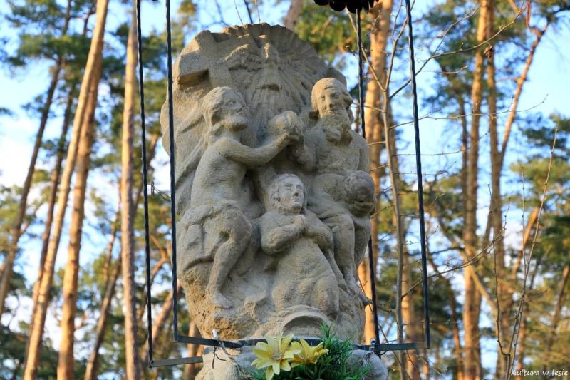 Figura w Lasach Radłowskich