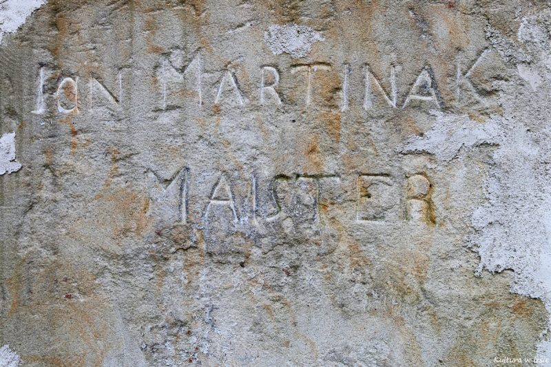 Cokół figury z podpisem mistrza kamieniarskiego Jana Martinaka