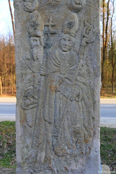 Płaskorzeźba na postumencie, św. Wojciech i św. Stanisław