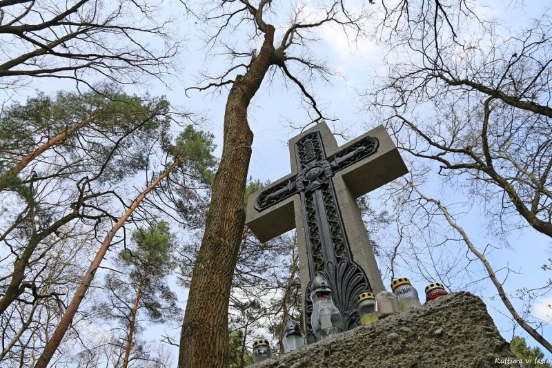 pomnik na cmentarzu wojskowym