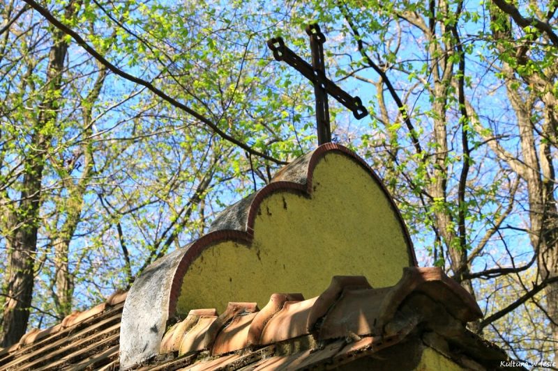 Metalowy krzyż w zwieńczeniu kaplicy